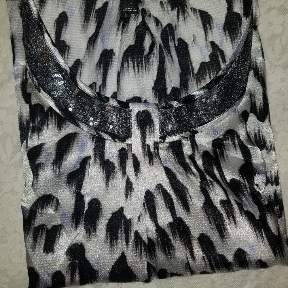 Black and white short sleeve silky top
